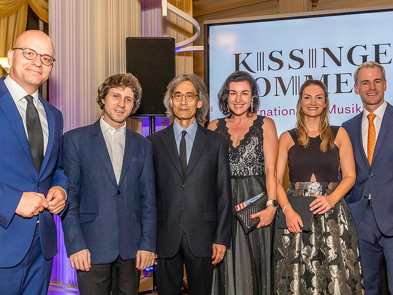Beim Staatsempfang im Kurgarten Café nach dem Konzert mit dabei (von links): Bad Kissingens Oberbürgermeister Dirk Vogel, Pianist Rafal Blechacz, Dirigent Kent Nagano, MdB Dorothee Bär, Digitalministerin Judith Gerlach und Intendant Alexander Stei... Beim Staatsempfang im Kurgarten Café nach dem Konzert mit dabei (von links): Bad Kissingens Oberbürgermeister Dirk Vogel, Pianist Rafal Blechacz, Dirigent Kent Nagano, MdB Dorothee Bär, Digitalministerin Judith Gerlach und Intendant Alexander Stei...
