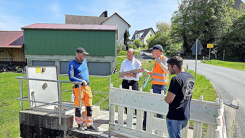 Jour fixe am Endpunkt der Stichleitung bei Reutersbrunn: (v.l.) Wassermeister der Stadt Ebern Edwin Hanke, Bauleiter Baur-Consult Markus Henneberger, Martin Lang vom  Bauamt VG Ebern und Max Postler von der Firma HTS.