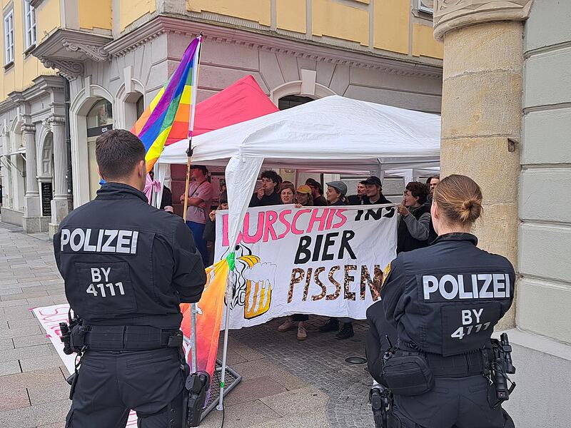 Erste Demo beim PfingstkongressErste Demo beim Pfingstkongress Erste Demo beim Pfingstkongress