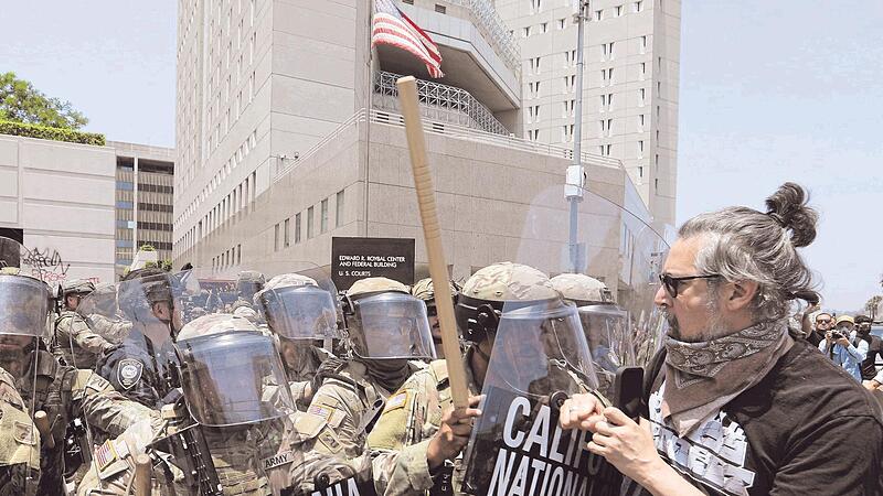 Soldaten der kalifornischen Nationalgarde stehen Demonstranten vor dem Los Angeles Federal Detention Center gegenüber. Seit Tagen wird in Kalifornien gegen Operationen der US-Einwanderungsbehörde ICE protestiert.