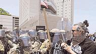 Soldaten der kalifornischen Nationalgarde stehen Demonstranten vor dem Los Angeles Federal Detention Center gegenüber. Seit Tagen wird in Kalifornien gegen Operationen der US-Einwanderungsbehörde ICE protestiert.