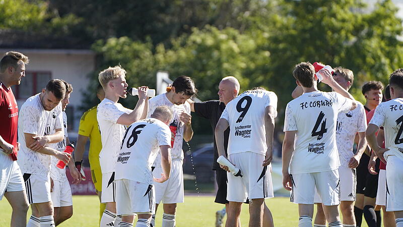 Keine gute Körpersprache beim FC Coburg in der Trinkpause der 2. Halbzeit im Relegations-Rückspiel gegen Pfaffenhofen. Zu diesem Zeitpunkt stand es schon 0:2 aus Sicht der Vestekicker. Keine gute Körpersprache beim FC Coburg in der Trinkpause der 2. Halbzeit im Relegations-Rückspiel gegen Pfaffenhofen. Zu diesem Zeitpunkt stand es schon 0:2 aus Sicht der Vestekicker.