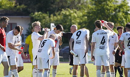 Keine gute K&ouml;rpersprache beim FC Coburg in der Trinkpause der 2. Halbzeit im Relegations-R&uuml;ckspiel gegen Pfaffenhofen. Zu diesem Zeitpunkt stand es schon 0:2 aus Sicht der Vestekicker.