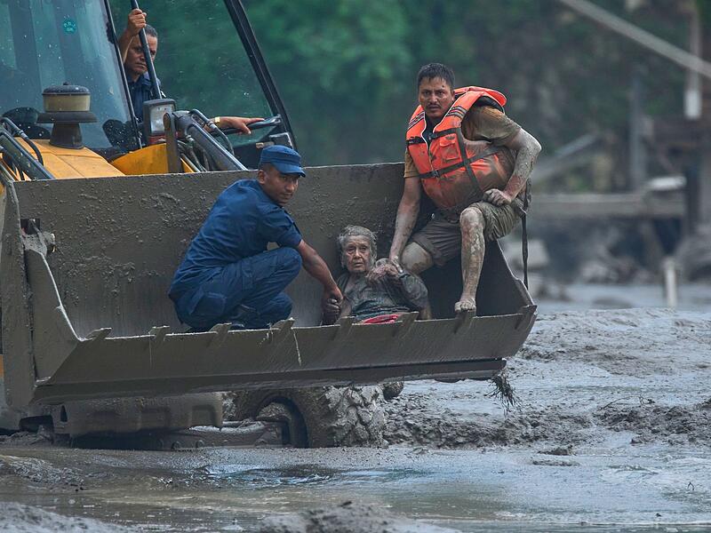 Sturzflut an Grenze zwischen China und Nepal