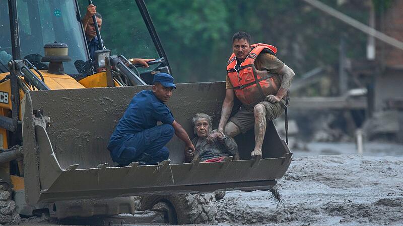 Sturzflut an Grenze zwischen China und Nepal
