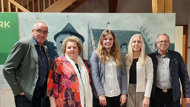 Bürgermeister Andreas Sandwall (von links) , stellvertretende Bezirkstagspräsidentin Eva Maria Linsenbreder, Celia Maurer (Sammlungsmanagement und Konzeption), Museumsleiterin Josefine Glöckner und stellvertretender Landrat Emil Müller bei der Aus...