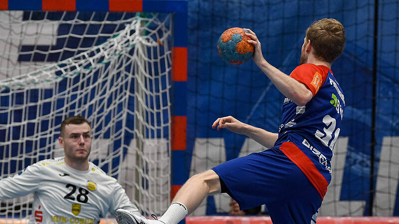 Sascha Pfattheicher beim Siebenmeter gegen Fabian Apfel vom HSC Coburg.