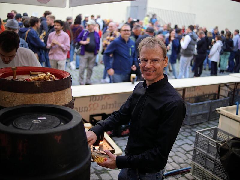 Schlenkerla-Chef Matthias Trum zapft ein paar Urbock im Dominikanerhof, dem Brauereiinnenhof.