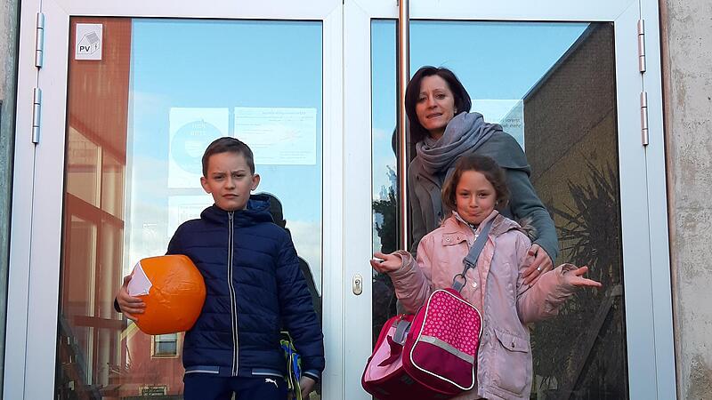 Familie Wiedel steht vor verschlossener Schwimmbadt&uuml;r. F&uuml;r Anika und ihre Kinder Luis (links) und Leni w&auml;re es wichtig, dass es weiterhin ein Bad in Gr&auml;fenberg gibt.Forchheim & Fr&auml;nkische Schweiz