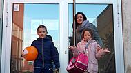 Familie Wiedel steht vor verschlossener Schwimmbadt&uuml;r. F&uuml;r Anika und ihre Kinder Luis (links) und Leni w&auml;re es wichtig, dass es weiterhin ein Bad in Gr&auml;fenberg gibt.Forchheim & Fr&auml;nkische Schweiz