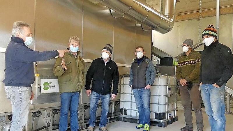 Die Besucher aus Herzogenaurach lassen sich von Uwe Kallert (links) die Anlage in Mausdorf erläutern. Die Besucher aus Herzogenaurach lassen sich von Uwe Kallert (links) die Anlage in Mausdorf erläutern.