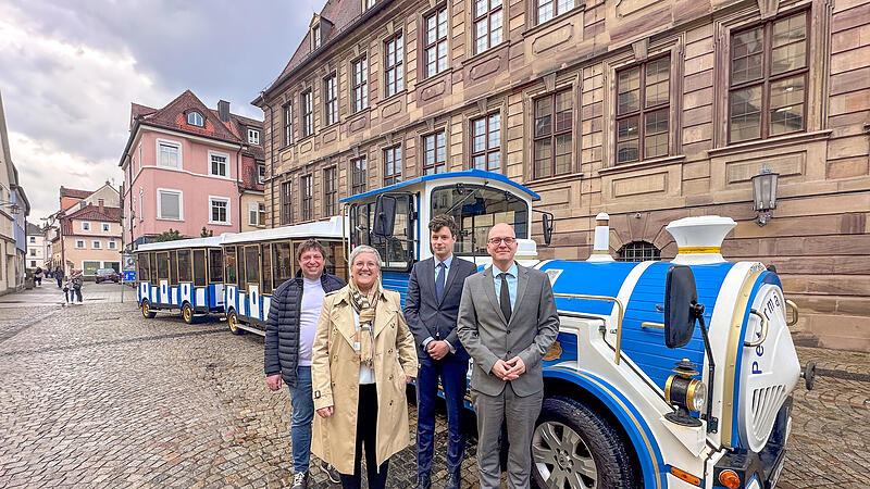 Freuen sich aufs Kurb&auml;hnle: (v. l.) Oliver Wolters (Betreiber des Kurb&auml;hnles), Anja Binder und Ralf Merkl von den Stadtwerken und Oberb&uuml;rgermeister Dr. Dirk Vogel vor dem Kurb&auml;hnle.
