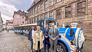 Das Kurbähnle kehrt zurück nach Bad Kissingen. Freuen sich aufs Kurbähnle: (v. l.) Oliver Wolters (Betreiber des Kurbähnles), Anja Binder und Ralf Merkl von den Stadtwerken und Oberbürgermeister Dr. Dirk Vogel vor dem Kurbähnle.