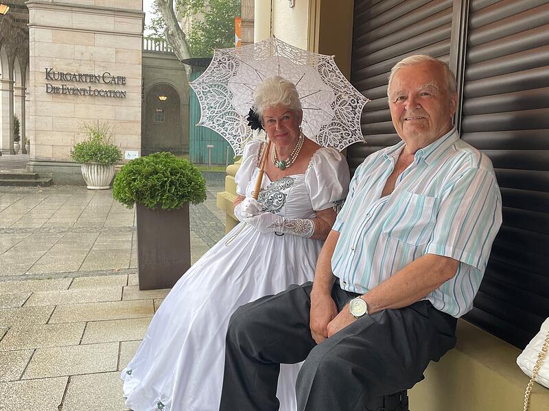 Auch normale Besucher sorgen am Rakoczy-Wochenende dafür, dass das Fest ein buntes Spektakel wird. Lu Vollkommer aus Bad Kissingen hat sich in Schale geworfen mit historisierendem Kleid, Hut und Schirm. Auch normale Besucher sorgen am Rakoczy-Wochenende dafür, dass das Fest ein buntes Spektakel wird. Lu Vollkommer aus Bad Kissingen hat sich in Schale geworfen mit historisierendem Kleid, Hut und Schirm.