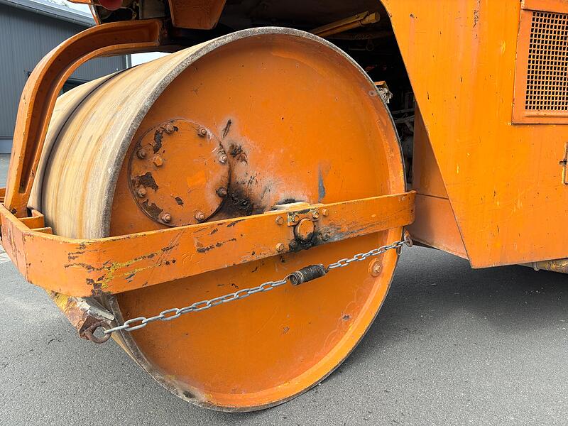 Die Walze verdichtet den Boden nicht nur durch ihr Eigengewicht von 6 Tonnen, sondern auch durch eine zweistufig zuschaltbare Vibration.Forchheim & Fränkische Schweiz Die Walze verdichten den Boden nicht nur durch ihr Eigengewicht von 6 Tonnen, sondern auch durch eine zweistufig zuschaltbare Vibration.