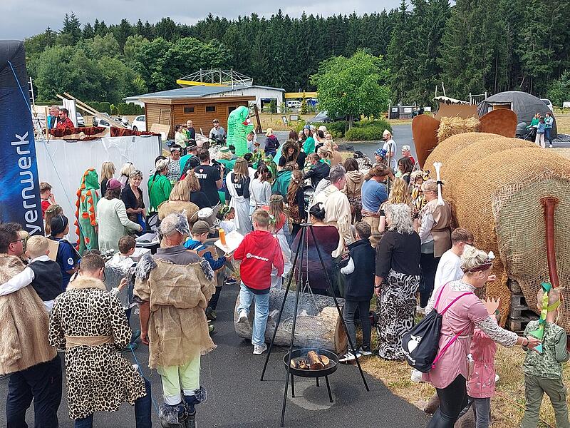 Die Dorfhelden aus Steinbach am Wald.Steinbach am Wald rockt die Wette der Dorfhelden-Tour 2025.