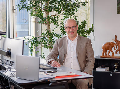 Jochen Michael Schmidt ist Geschäftsführer bei Maschinenbau Leicht MBL in Hallstadt