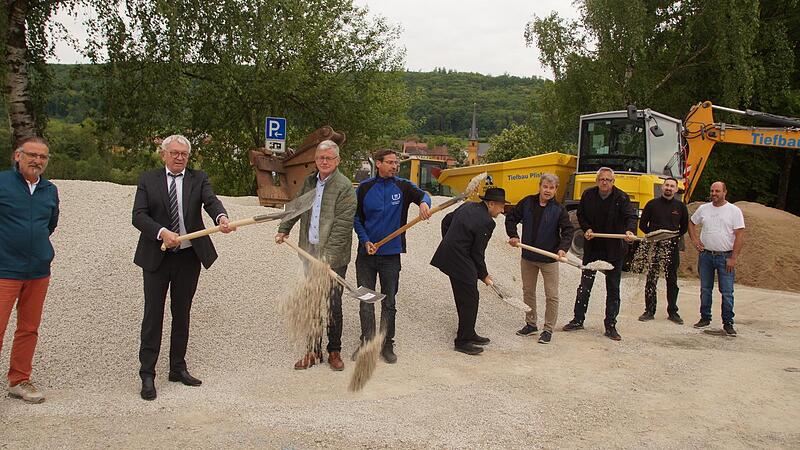 Beim Spatenstich für das neue Baugebiet: (v. l.) Heiner Hölzlein (ehemaliger Grundstücksbesitzer), Landrat Johann Kalb, Litzendorfs Bürgermeister Wolfgang Möhrlein, Bauleiter Markus Beck, Hoch- und Tiefbau Georg und Manuel Pfister, Ingenieur Hans-...