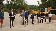 Beim Spatenstich für das neue Baugebiet: (v. l.) Heiner Hölzlein (ehemaliger Grundstücksbesitzer), Landrat Johann Kalb, Litzendorfs Bürgermeister Wolfgang Möhrlein, Bauleiter Markus Beck, Hoch- und Tiefbau Georg und Manuel Pfister, Ingenieur Hans-...