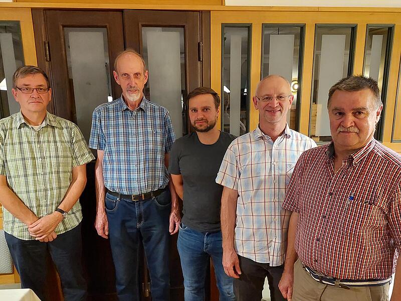 Der neue Kreisvorstand der Imker Haßberge (von links): Vorsitzender Werner Hornung, Kassier Bernhard Hümpfner, Schriftführer Hannes Herold, stellvertretender  Vorsitzender Stefan Hümpfner und Peter Kehl. Nicht auf dem Bild Christian Miener, Joachi...