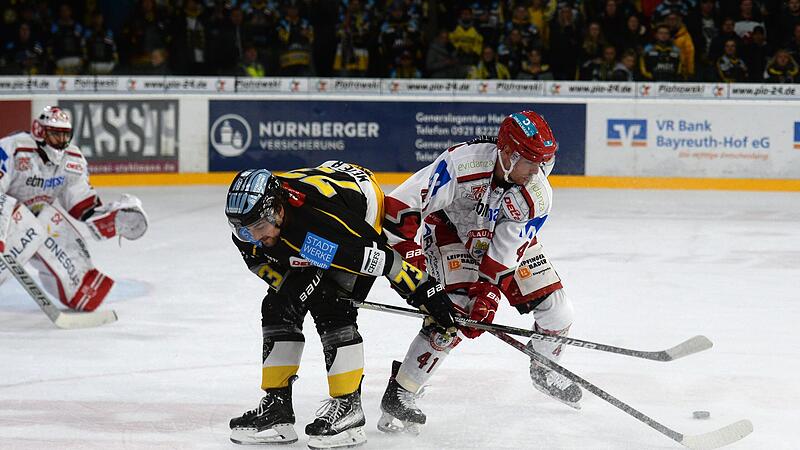 Jakob Mayenschein (rechts) brachte Landshut beim 4:1-Sieg in Bayreuth in F&uuml;hrung. Hier setzt er sich gegen den Bayreuther Tobias Meier durch.