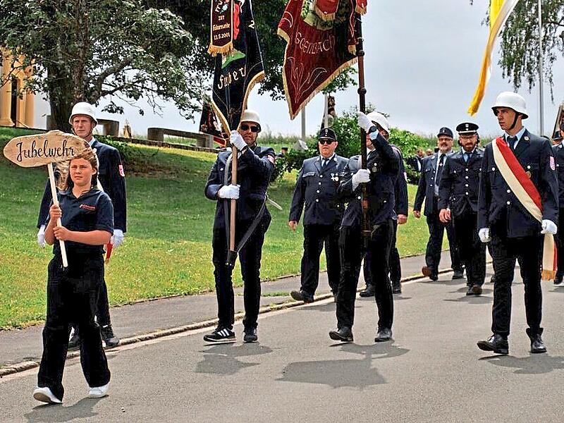 Die Jubilare voran: In voller Mannschaftsstärke präsentierte sich die Feuerwehren Eggenbach und Freiberg stolz an der Spitze des Festumzugs.MichaelBöhm/Feuerwehr Eggenbach Die Jubilare voran: In voller Mannschaftsstärke präsentierte sich die Feuerwehren Eggenbach und Freiberg stolz an der Spitze des Festumzugs.MichaelBöhm/Feuerwehr Eggenbach