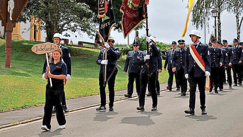 Die Jubilare voran: In voller Mannschaftsstärke präsentierte sich die Feuerwehren Eggenbach und Freiberg stolz an der Spitze des Festumzugs.MichaelBöhm/Feuerwehr Eggenbach Die Jubilare voran: In voller Mannschaftsstärke präsentierte sich die Feuerwehren Eggenbach und Freiberg stolz an der Spitze des Festumzugs.MichaelBöhm/Feuerwehr Eggenbach