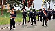 Die Jubilare voran: In voller Mannschaftsst&auml;rke pr&auml;sentierte sich die Feuerwehren Eggenbach und Freiberg stolz an der Spitze des Festumzugs.MichaelB&ouml;hm/Feuerwehr Eggenbach