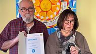 Forchheimer Sterbebegleiter Bernd Kupfer und Elisabeth Handschuh präsentieren ihre AuszeichnungForchheim & Fränkische Schweiz Forchheimer Sterbebegleiter Bernd Kupfer und Elisabeth Handschuh präsentieren ihre Auszeichnung.