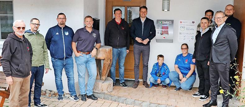 V.l.: Helmut Nentwich, Daniel Rudolph, Boris Prediger, Frank Reißenweber, Kreisbrandrat Moritz Kostka, Bürgermeister Oliver Plewa, Paul Köhler, Anne Köhler, Björn Engel, Dominik Kalter, Joachim Kempf und Daniel Fischer.