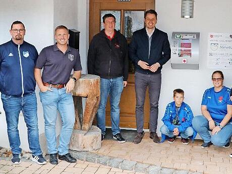 V.l.: Helmut Nentwich, Daniel Rudolph, Boris Prediger, Frank Reißenweber, Kreisbrandrat Moritz Kostka, Bürgermeister Oliver Plewa, Paul Köhler, Anne Köhler, Björn Engel, Dominik Kalter, Joachim Kempf und Daniel Fischer.