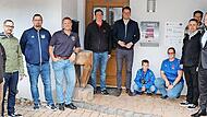 V.l.: Helmut Nentwich, Daniel Rudolph, Boris Prediger, Frank Reißenweber, Kreisbrandrat Moritz Kostka, Bürgermeister Oliver Plewa, Paul Köhler, Anne Köhler, Björn Engel, Dominik Kalter, Joachim Kempf und Daniel Fischer.