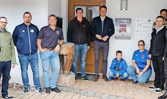 V.l.: Helmut Nentwich, Daniel Rudolph, Boris Prediger, Frank Reißenweber, Kreisbrandrat Moritz Kostka, Bürgermeister Oliver Plewa, Paul Köhler, Anne Köhler, Björn Engel, Dominik Kalter, Joachim Kempf und Daniel Fischer.