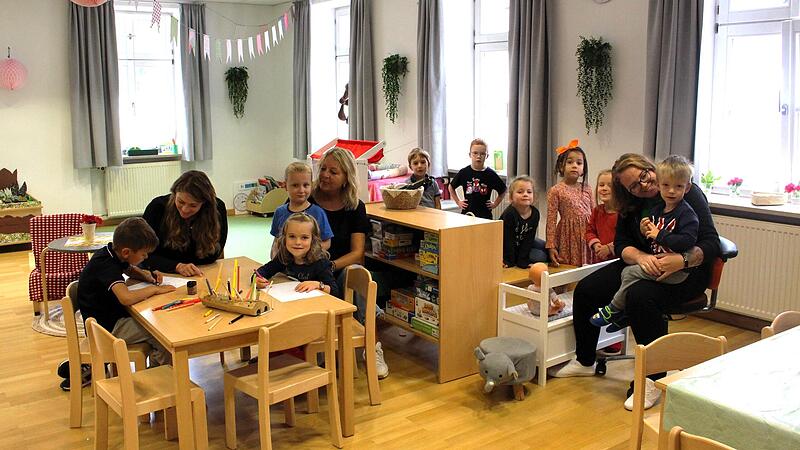 Ungewöhnliche Umgebung: Im Sitzungssaal des Rathauses in Mühlhausen werden aktuell Kinder betreut.