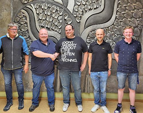 Das F&uuml;hrungsteam des TTC Schmeilsdorf (von links): Kassier Ferdl Ramsauer, alter Vorstand Stefan Ott und neuer 1.Vorstand Peter Seuss, Schriftf&uuml;hrer Holger Oppelt und neuer 2. Vorstand Jan Nussgr&auml;ber.