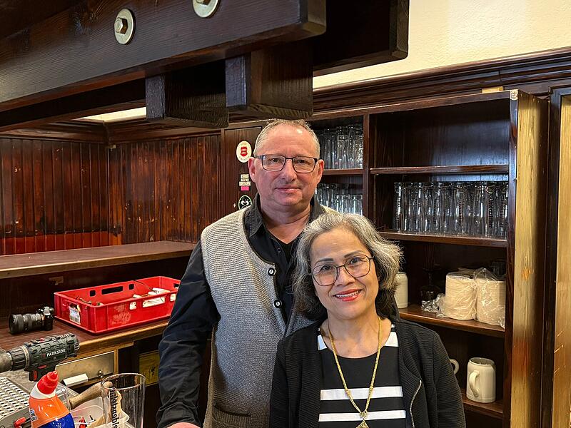 Sie haben ihren Platz hinter der Theke bereits eingenommen: Stefan und Wimonrat Thongting wollen ab Dezember das Gasthaus Marktplatz in Forchheim betreiben.