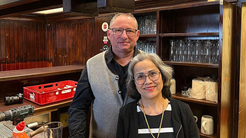 Gasthaus Marktplatz ForchheimForchheim & Fränkische Schweiz Sie haben ihren Platz hinter der Theke bereits eingenommen: Stefan und Wimonrat Thongting wollen ab Dezember das Gasthaus Marktplatz in Forchheim betreiben.