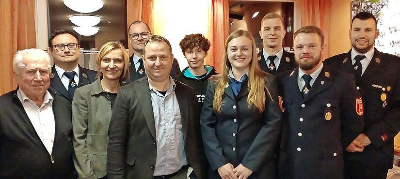 Ehrenkommandant Heinrich Faatz, Kommandant Markus Hemm, Zweite B&uuml;rgermeisterin Christine Wolf, Jens Eitel, Finn Eitel, B&uuml;rgermeister Mario Wolff, Cinthia Dittrich, Sebastian Donhauser, Pascal Dittrich und Michael Steppert (v.l.) nach der Neuwahl.