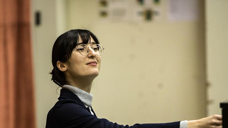 Alice Lapasin Zorzit bei der Probenarbeit mit dem Chor des Landestheater.