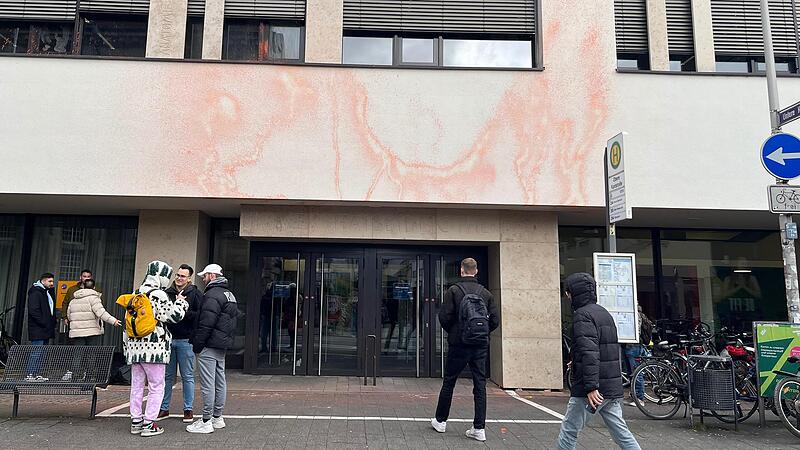 Die Schmierereien der Letzten Generation an einem Universit&auml;tsgeb&auml;ude in Erlangen sind noch zu sehen.