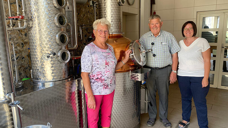 Familie Hack in der hofeigenen Brennerei