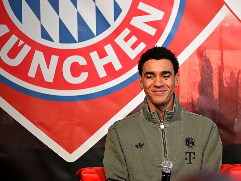 Jamal Musiala besucht Fanclub in Simbach am Inn