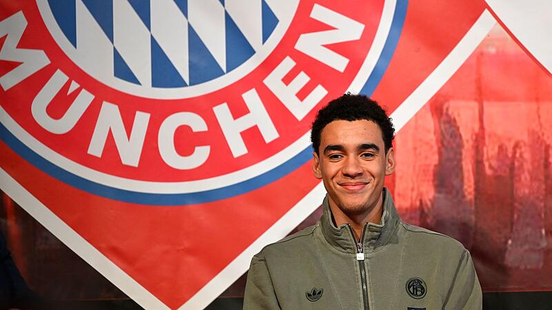 Jamal Musiala besucht Fanclub in Simbach am Inn Jamal Musiala besucht Fanclub in Simbach am Inn