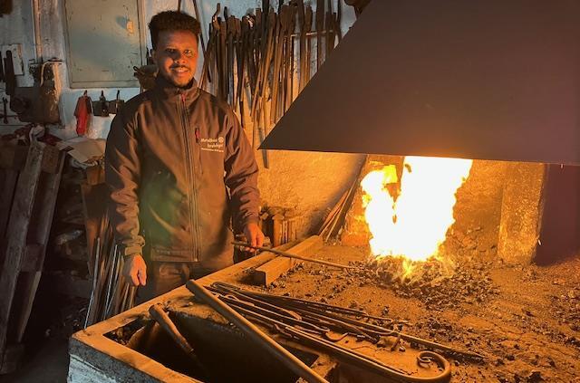 Die Schmiede ist sein Arbeitsplatz: Der junge &Auml;thiopier Temam ist Geselle bei Metallbauer Walter Drebinger in Herzogenaurach.