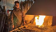 Die Schmiede ist sein Arbeitsplatz: Der junge &Auml;thiopier Temam ist Geselle bei Metallbauer Walter Drebinger in Herzogenaurach.