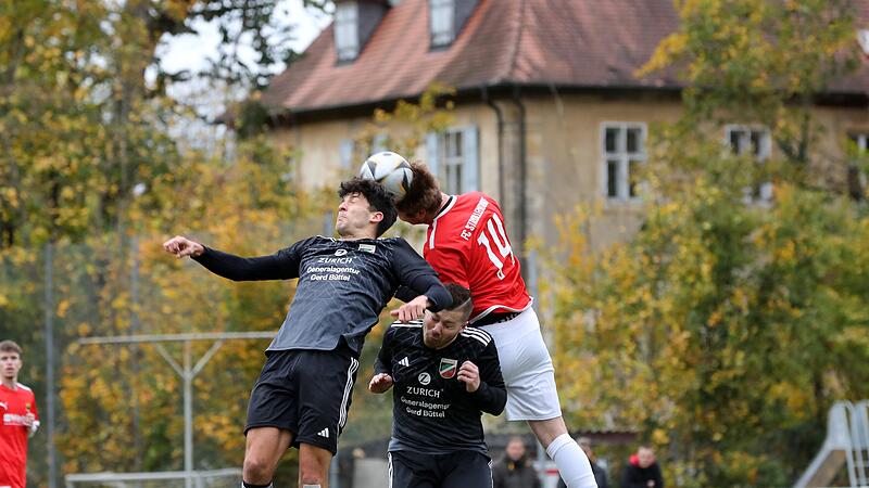 Daniel Schmitt (links) vom FSV Buttenheim und der Strullendorfer  Niklas Griebel  (rechts) gehen mit dem Kopf zum Ball, in der Mitte  Patrick Titzmann.