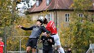 Daniel Schmitt (links) vom FSV Buttenheim und der Strullendorfer  Niklas Griebel  (rechts) gehen mit dem Kopf zum Ball, in der Mitte  Patrick Titzmann.