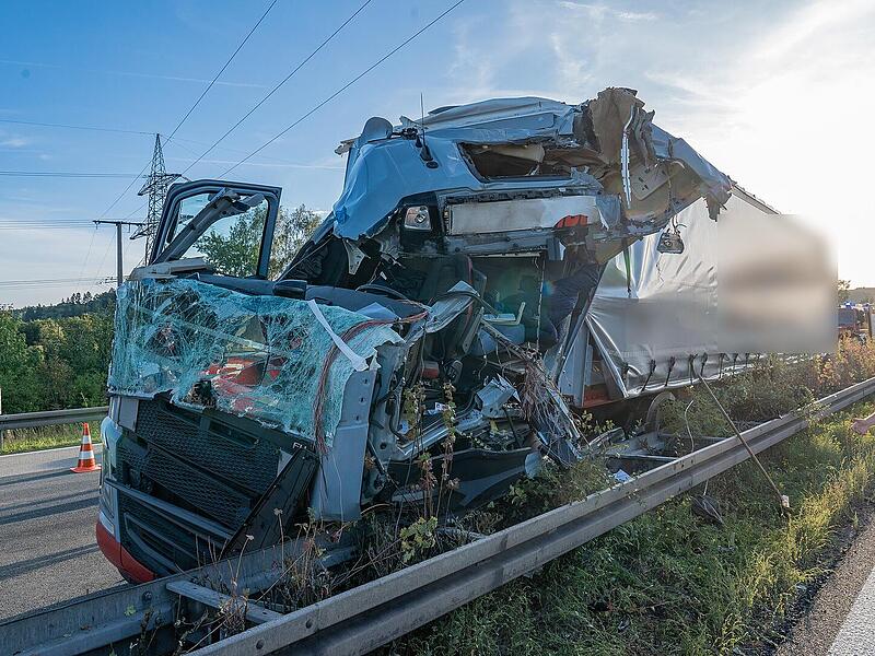 Sattelzug prallt auf A70 gegen Stahlträger von Schilderbrücke - Führerhaus völlig zerstört Sattelzug prallt auf A70 gegen Stahlträger von Schilderbrücke - Führerhaus völlig zerstört