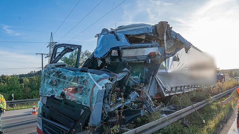 Sattelzug prallt auf A70 gegen Stahlträger von Schilderbrücke - Führerhaus völlig zerstört Sattelzug prallt auf A70 gegen Stahlträger von Schilderbrücke - Führerhaus völlig zerstört