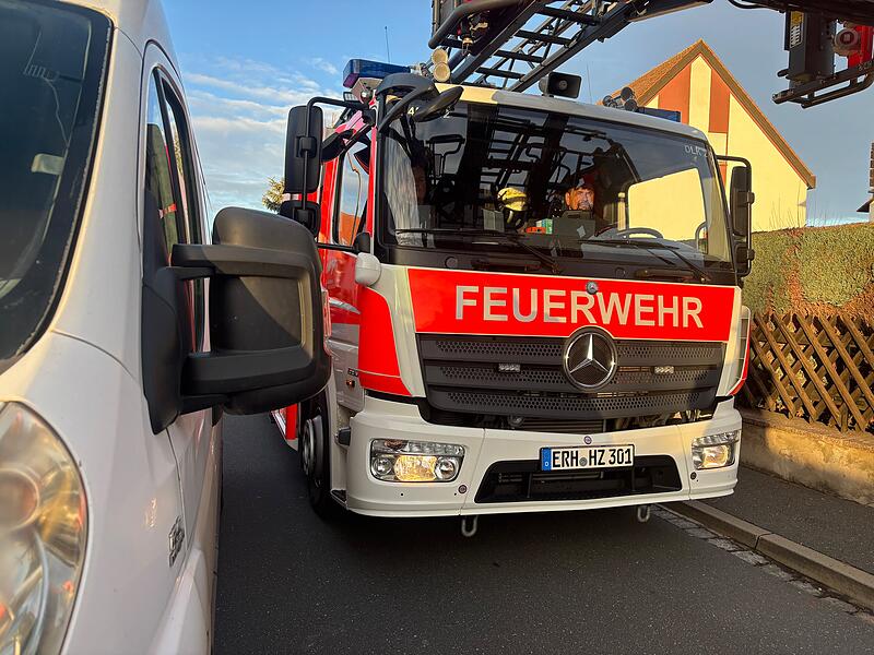 Die Durchfahrt war gerade eben noch m&ouml;glich: Zwischen der Hecke am rechten Bildrand und dem Au&szlig;enspiegel eines geparkten Kleintransporters wurde es f&uuml;r die Drehleiter schon eng.